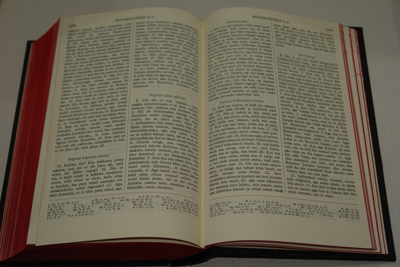 Piibel Vana Ja Uus Testament / The Bible in Estonian RO63 B.F.B.S. 1968 Print / Black Hardcover with Red Edges
