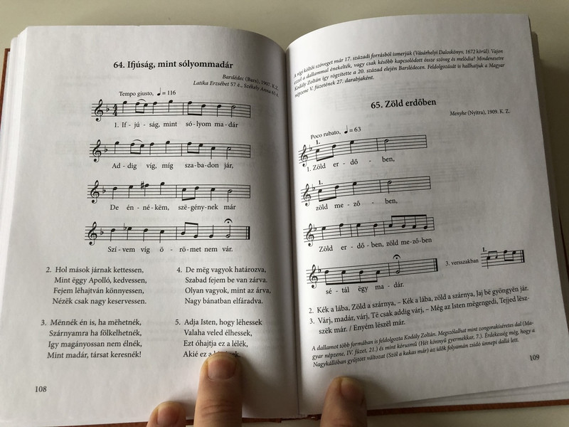 Jelenti Magát Jézus - CD melléklettel / Jesus appears / Selection of 100 Hungarian folk songs inspired by Christianity / Includes 2 CDs / Hardcover / Luther Kiadó 2009 (9789639979017)