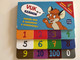 Vuk és a számok - Ismerd meg a számokat a kisrókával! / Learn the numbers with Vuk the little fox / Dargay Attila figuráinak felhasználásával / Móra fun / Móra könyvkiadó / Hungarian booard book (9789634864493)