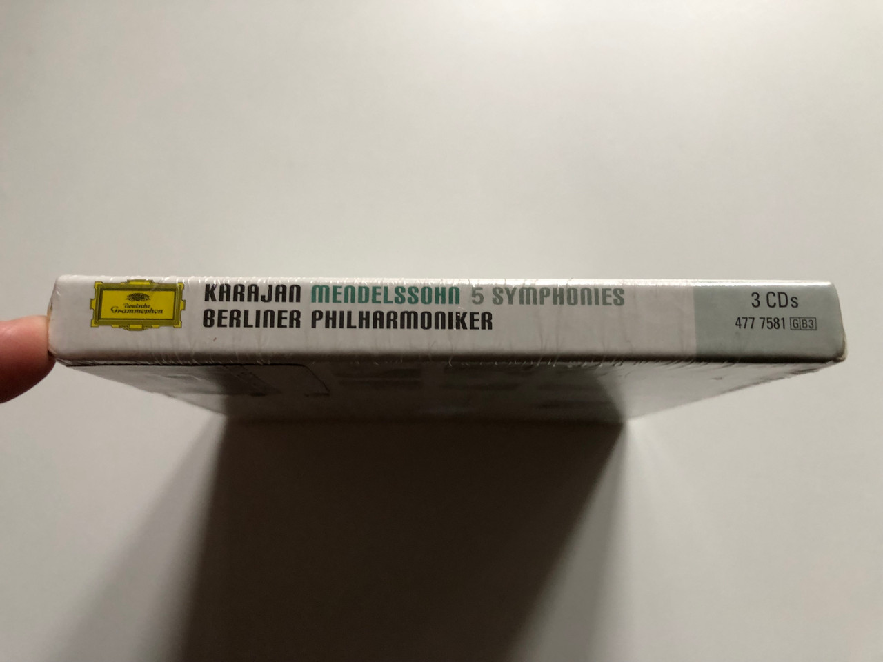 https://cdn11.bigcommerce.com/s-62bdpkt7pb/products/0/images/316586/Karajan_-_Mendelssohn_5_Symphonies_-_Berliner_Philharmoniker_Karajan_Symphony_Edition_Deutsche_Grammophon_3x_Audio_CD_Box_Set_477_7581_3__51594.1702716015.1280.1280.JPG?c=2