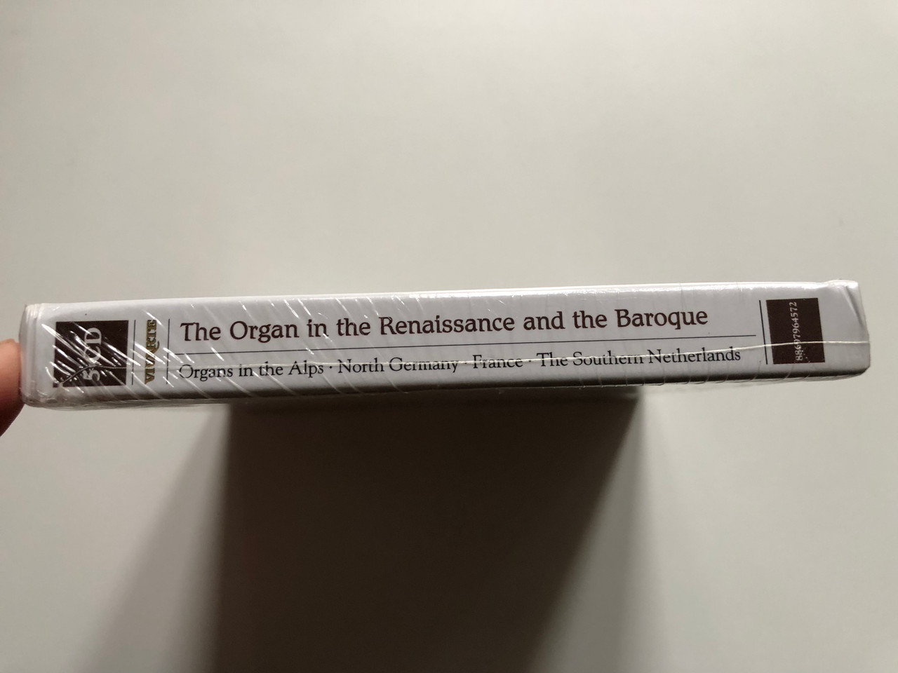 https://cdn11.bigcommerce.com/s-62bdpkt7pb/products/0/images/316732/Gustav_Leonhardt_The_Organ_In_The_Renaissance_And_The_Baroque_-_Organs_in_the_Alps_North_German_France_The_Southern_Netherlands_Vivarte_Sony_Classical_5x_Audio_CD_Box_Set_2012_886979_3__84547.1702916208.1280.1280.JPG?c=2