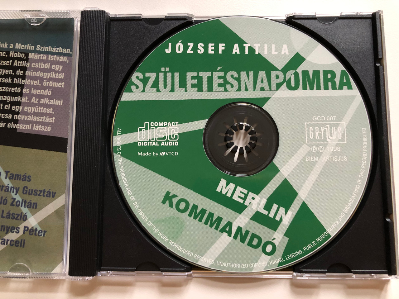 https://cdn11.bigcommerce.com/s-62bdpkt7pb/products/0/images/318086/Jzsef_Attila_Szletsnapomra_-_Merlin_Kommand_Galko_Balazs_Hobo_Huzella_Peter_Jordan_Tamas_Marta_Istvan_Sebo_Ferenc_Kalaka_Egyuttes_Gryllus_Audio_CD_1998_GCD_007_4__14028.1703619077.1280.1280.JPG?c=2