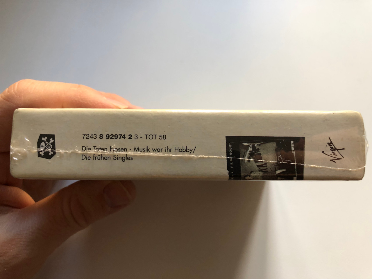 https://cdn11.bigcommerce.com/s-62bdpkt7pb/products/0/images/322888/Die_Toten_Hosen_Musik_War_Ihr_Hobby_Die_Frhen_Singles_Totenkopf_7x_Audio_CD_Box_Set_1995_TOT_58_3__17048.1706692398.1280.1280.JPG?c=2
