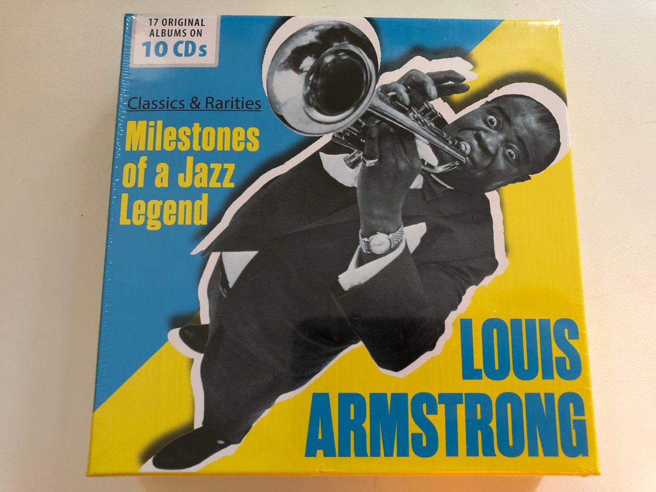 https://cdn11.bigcommerce.com/s-62bdpkt7pb/products/0/images/323539/Louis_Armstrong_-_Milestones_of_a_Jazz_Legend_Classics_Rarities_17_Original_Albums_On_10_CDs_Documents_10x_Audio_CD_Box_Set_600486_1__24388.1707123502.1280.1280.JPG?c=2