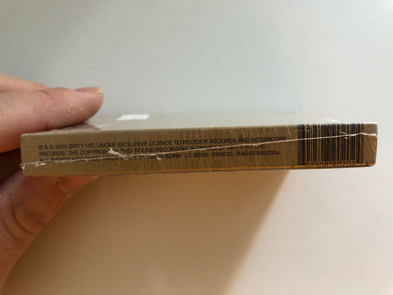 https://cdn11.bigcommerce.com/s-62bdpkt7pb/products/0/images/323583/The_1975_Notes_On_A_Conditional_Form_Dirty_Hit_Audio_Cassette_2020_DH00757_3__82756.1707130275.1280.1280.JPG?c=2