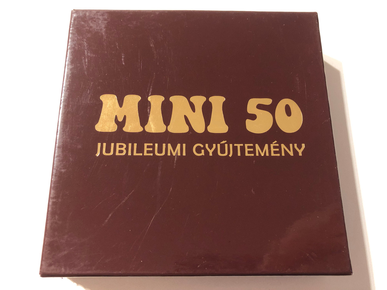 https://cdn11.bigcommerce.com/s-62bdpkt7pb/products/0/images/325791/Mini_50_-_Jubileumi_Gyjtemny_Kept_Alive_Records_4x_Audio_CD_Box_Set_20018_KAR_CD_007-010_1__62446.1709113411.1280.1280.JPG?c=2