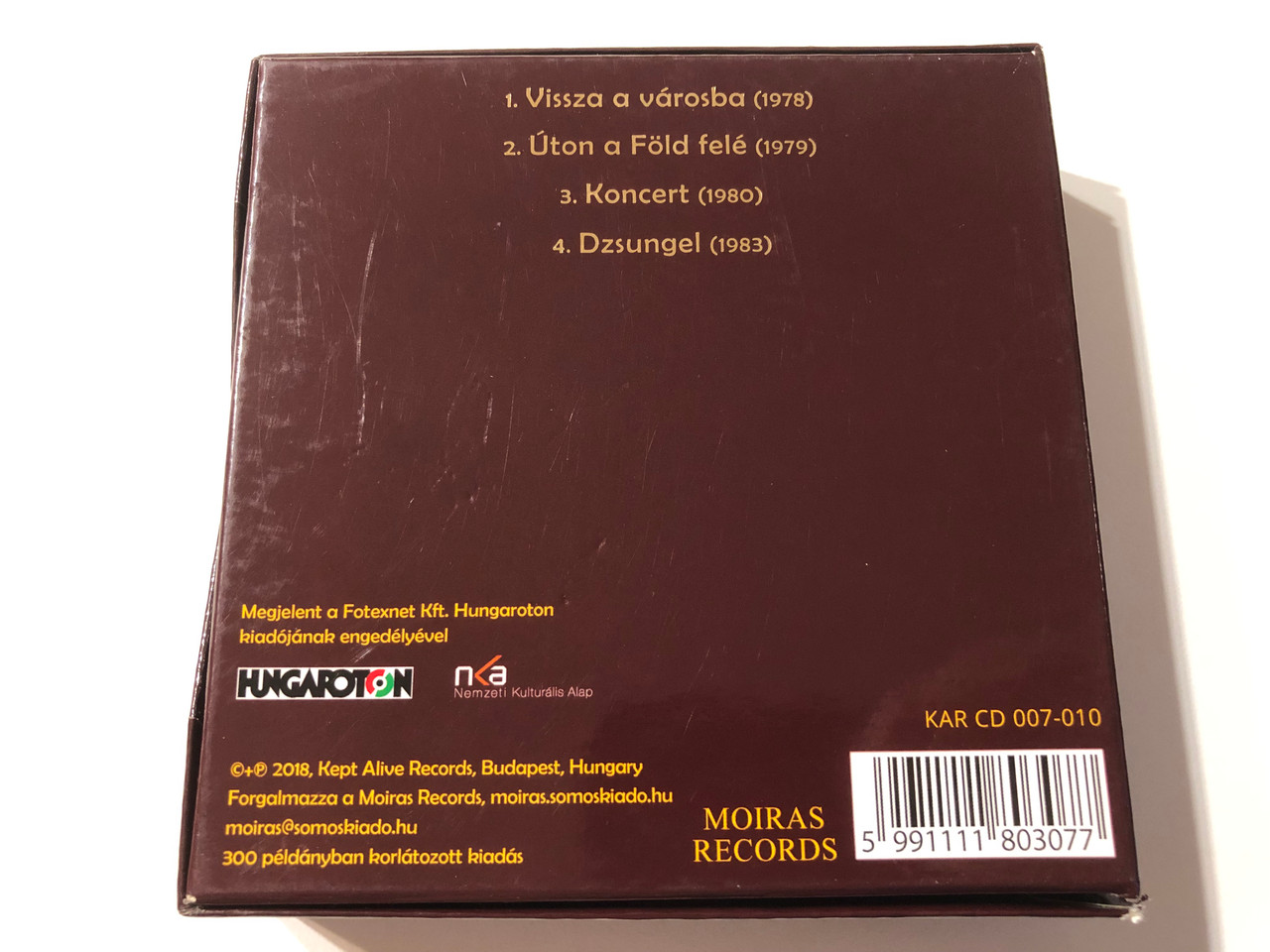 https://cdn11.bigcommerce.com/s-62bdpkt7pb/products/0/images/325792/Mini_50_-_Jubileumi_Gyjtemny_Kept_Alive_Records_4x_Audio_CD_Box_Set_20018_KAR_CD_007-010_2__80953.1709113419.1280.1280.JPG?c=2