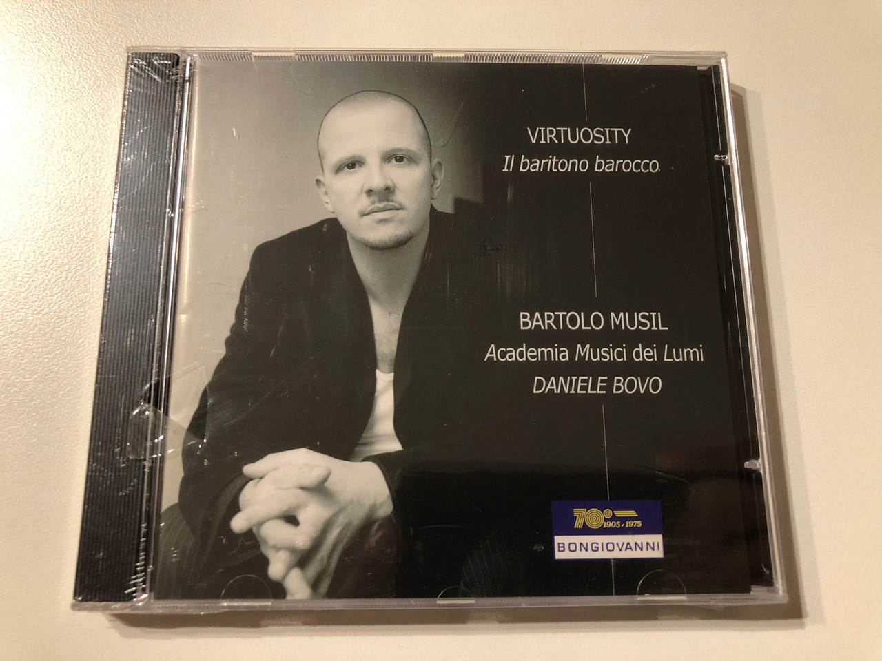 https://cdn11.bigcommerce.com/s-62bdpkt7pb/products/0/images/325985/Virtuosity_Il_baritono_barocco_-_Bartolo_Musil_Academia_Musici_dei_Lumi_Deniele_Bovo_Bongiovanni_Audio_CD_2007_GB_2556-2_1__50328.1709189763.1280.1280.JPG?c=2