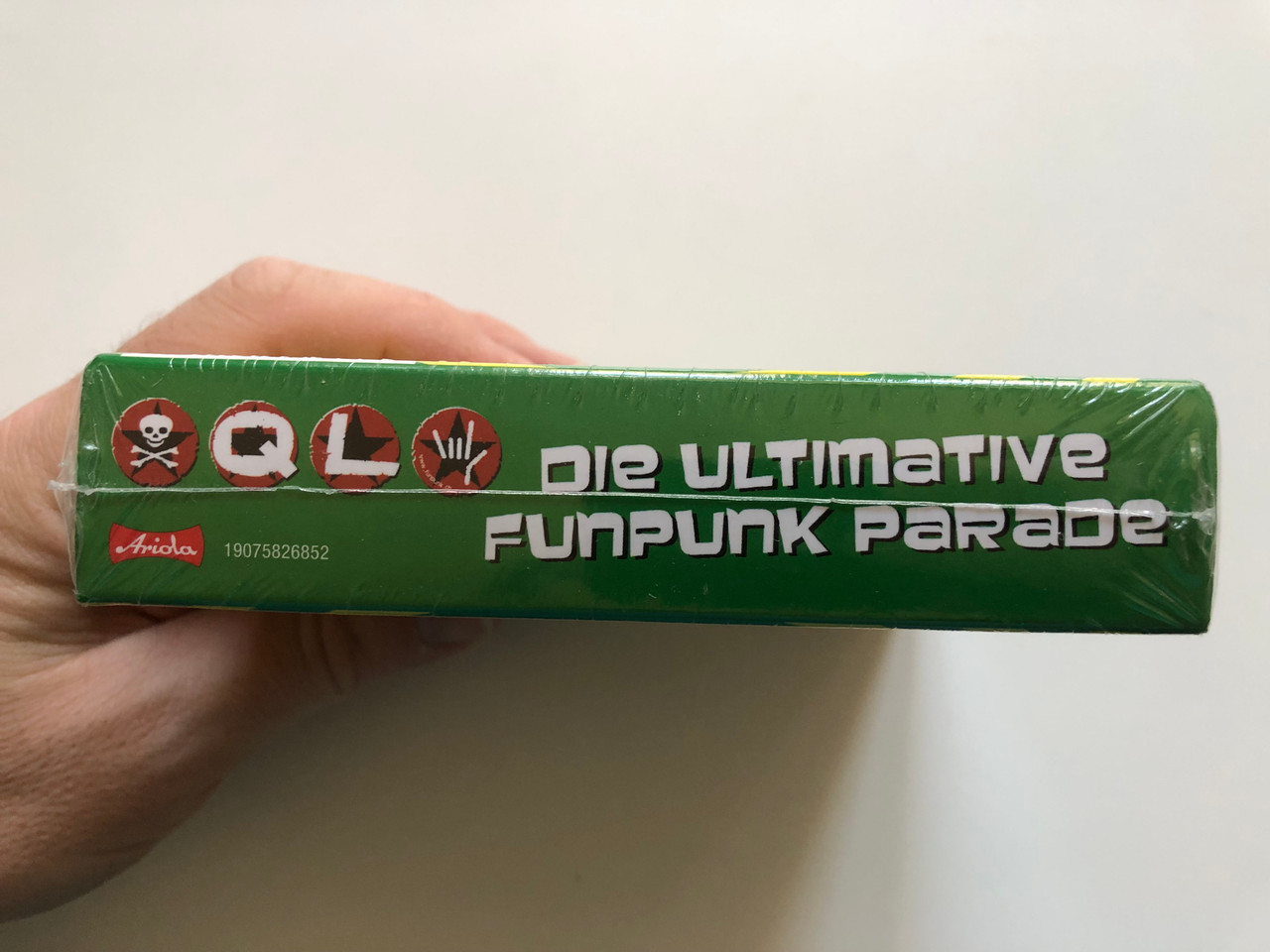 https://cdn11.bigcommerce.com/s-62bdpkt7pb/products/0/images/326560/QL_Die_Ultimative_Funpunk_Parade_Ariola_8x_Audio_CD_DVD_Video_CD_2018_19075826852_4__55982.1709627490.1280.1280.JPG?c=2