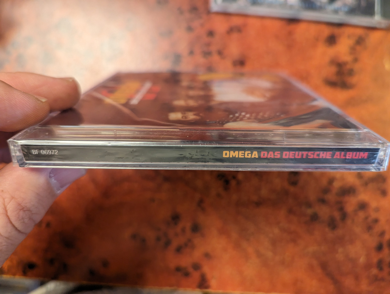 https://cdn11.bigcommerce.com/s-62bdpkt7pb/products/0/images/326749/OMEGA_-_Das_Deutsche_Album_Sechzehnzehn_Musikproduktion_Audio_CD_2020_BF_06972_3__75411.1709808441.1280.1280.jpg?c=2