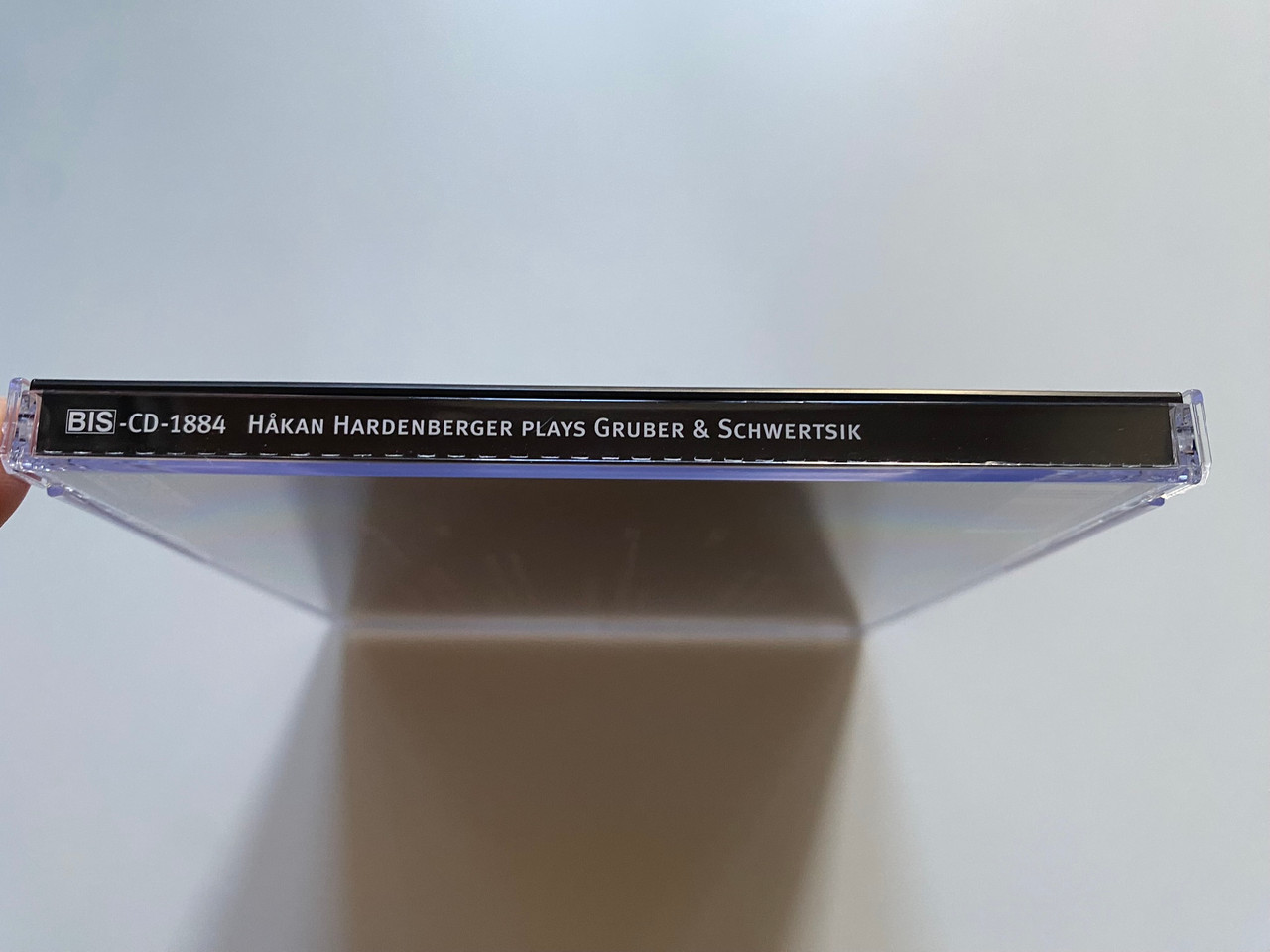 https://cdn11.bigcommerce.com/s-62bdpkt7pb/products/0/images/328191/Hkan_Hardenberger_Plays_HK_Gruber_3_MOB_Pieces_Busking_Kurt_Schwertsik_Divertimento_Macchiato_-_Swedish_Chamber_Orchestra_HK_Gruber_BIS_Audio_CD_2012_BIS-CD-1884_3__47430.1710847563.1280.1280.jpg?c=2