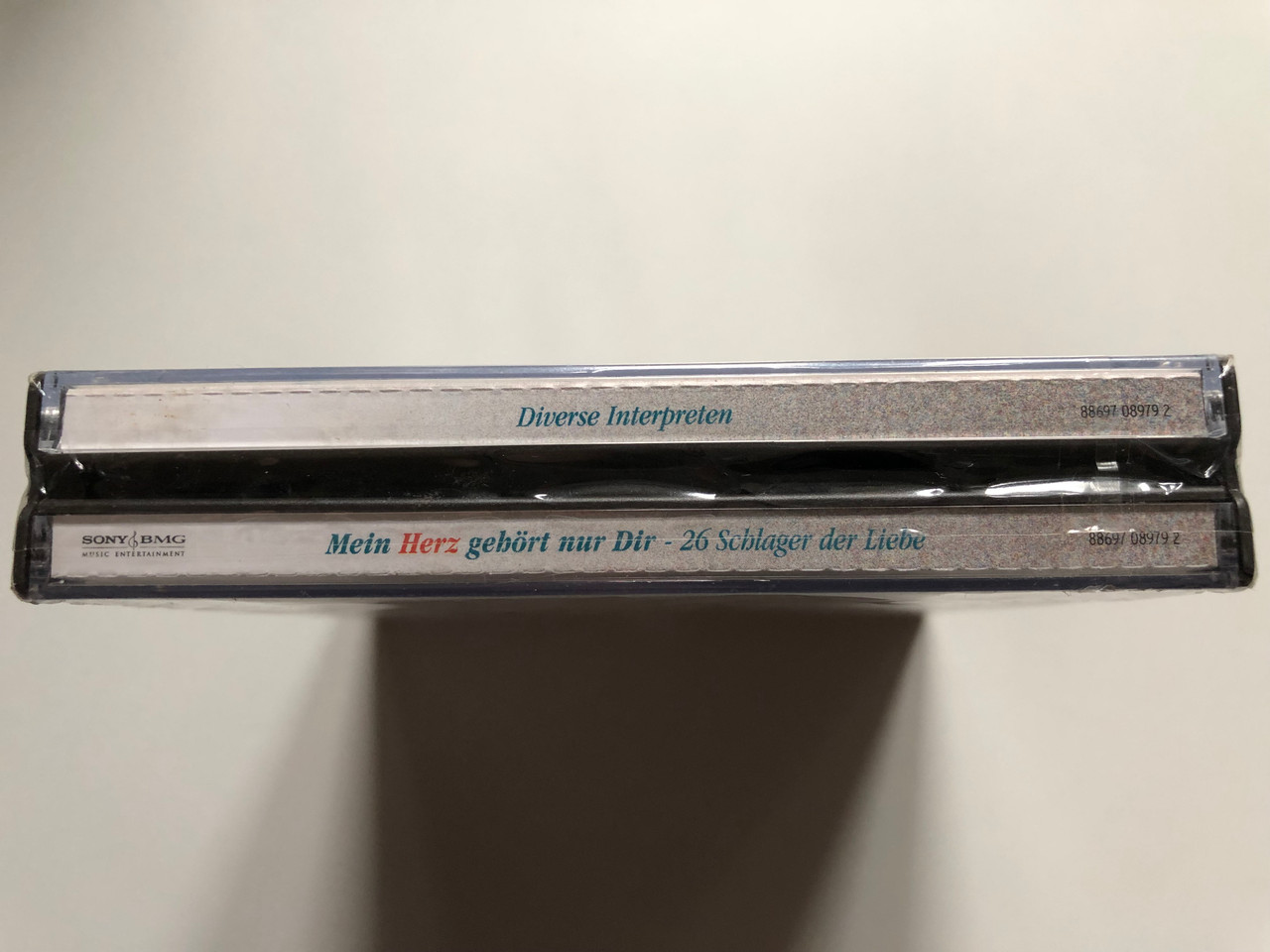https://cdn11.bigcommerce.com/s-62bdpkt7pb/products/0/images/332691/Mein_Herz_gehrt_nur_Dir_-_26_Schlager_der_Liebe_auf_zwei_CDs_Sony_BMG_Music_Entertainment_2x_Audio_CD_2007_88697_08979_2_3__38205.1714543353.1280.1280.JPG?c=2
