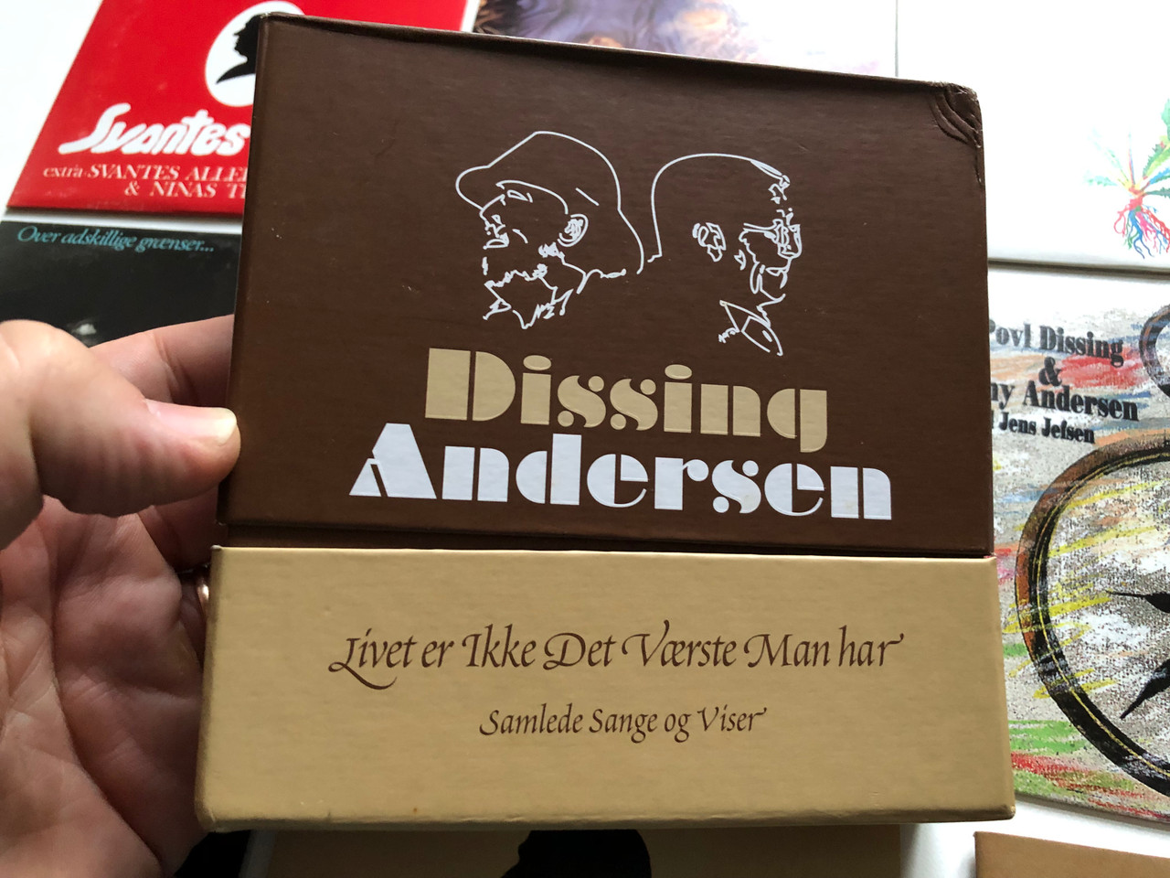 https://cdn11.bigcommerce.com/s-62bdpkt7pb/products/0/images/337096/Dissing_Andersen_Livet_Er_Ikke_Det_Vrste_Man_Har_-_Samlede_Sange_Og_Viser_SONY_BMG_Music_7x_Audio_CD_DVD_CD_Box_Set_2008_88697400602_4__99377.1718636070.1280.1280.JPG?c=2