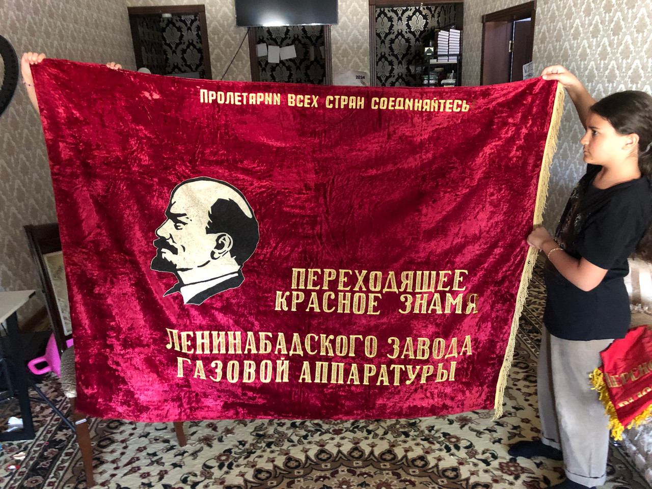 https://cdn11.bigcommerce.com/s-62bdpkt7pb/products/0/images/340717/1_Lenin_Flag_LENINABAD_GAS_EQUIPMENT_PLANT_Propaganda_Challenge_Red_Banner_1__28905.1720982729.1280.1280.JPG?c=2