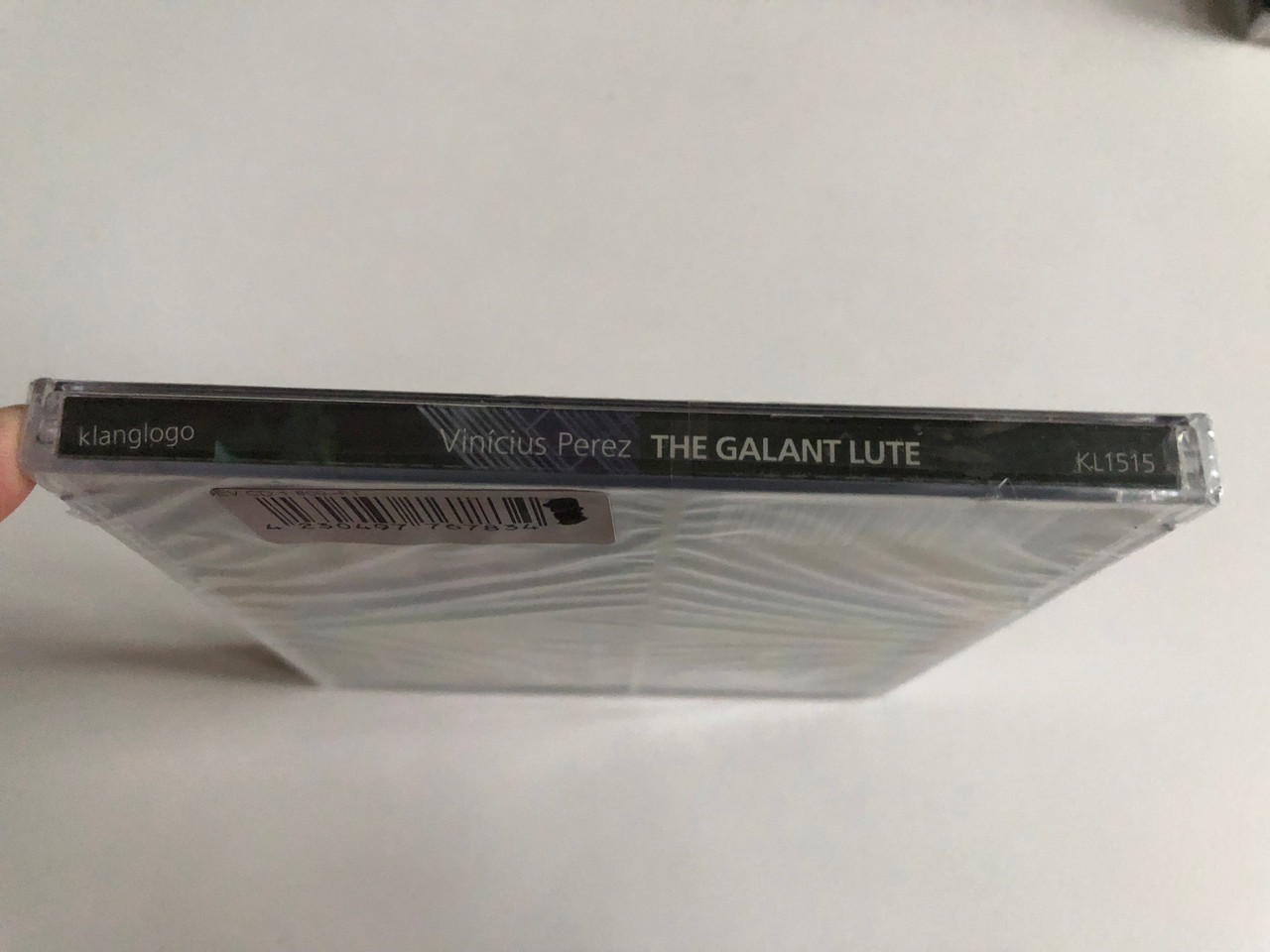 https://cdn11.bigcommerce.com/s-62bdpkt7pb/products/0/images/344480/Vinicius_Perez_The_Galant_Lute_Klanglogo_Audio_CD_2015_KL1515_3__46124.1723557060.1280.1280.JPG?c=2