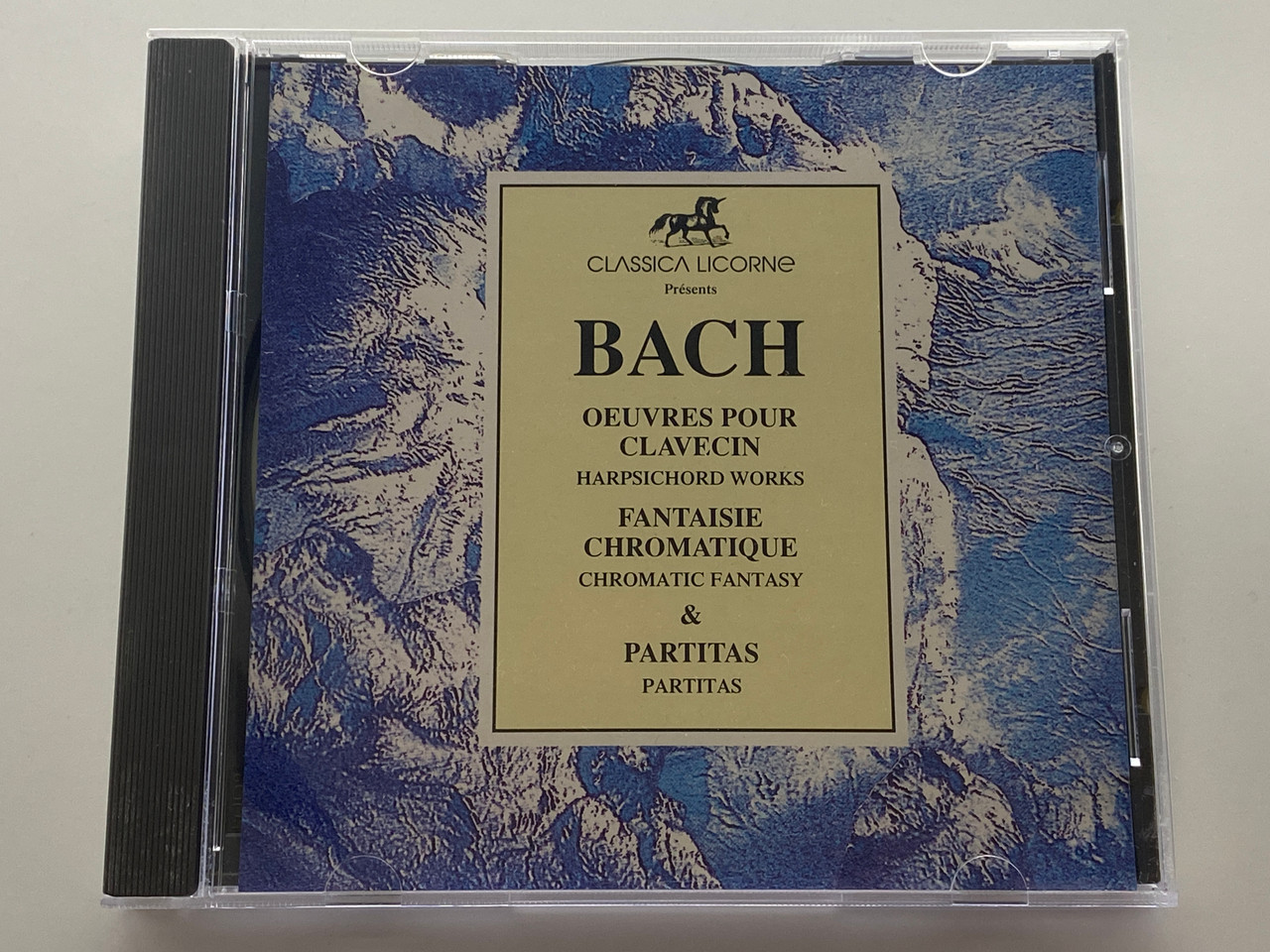https://cdn11.bigcommerce.com/s-62bdpkt7pb/products/0/images/349320/Bach_Oeuvres_Pour_Clavecin_Harpsichord_Works_Fantaisie_Chromatique_Chromatic_Fantasy_Partitas_Partitas_Classica_Licorne_Audio_CD_1992_734_475_1__82745.1727447966.1280.1280.jpg?c=2