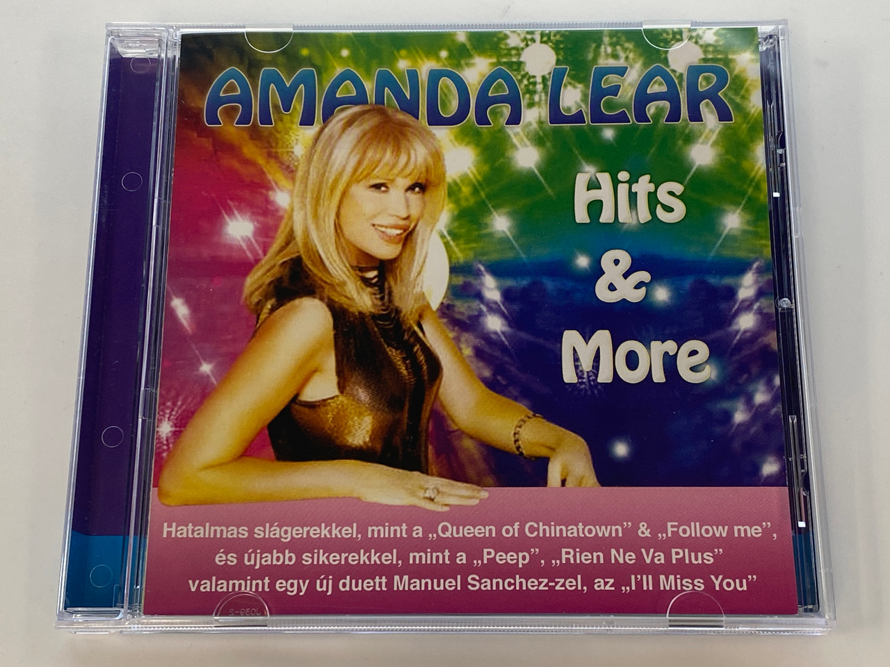 https://cdn11.bigcommerce.com/s-62bdpkt7pb/products/0/images/350958/Amanda_Lear_Hits_More_-_Hatalmas_slagerekkel_mint_a_Queen_Of_Chinatown_Follow_me_es_ujabbs_sikerekkel_mint_a_Peep_Rien_Ne_Va_Plus_valamint_egy_uj_duett_Manuel_Sanche__87042.1727878011.1280.1280.jpg?c=2
