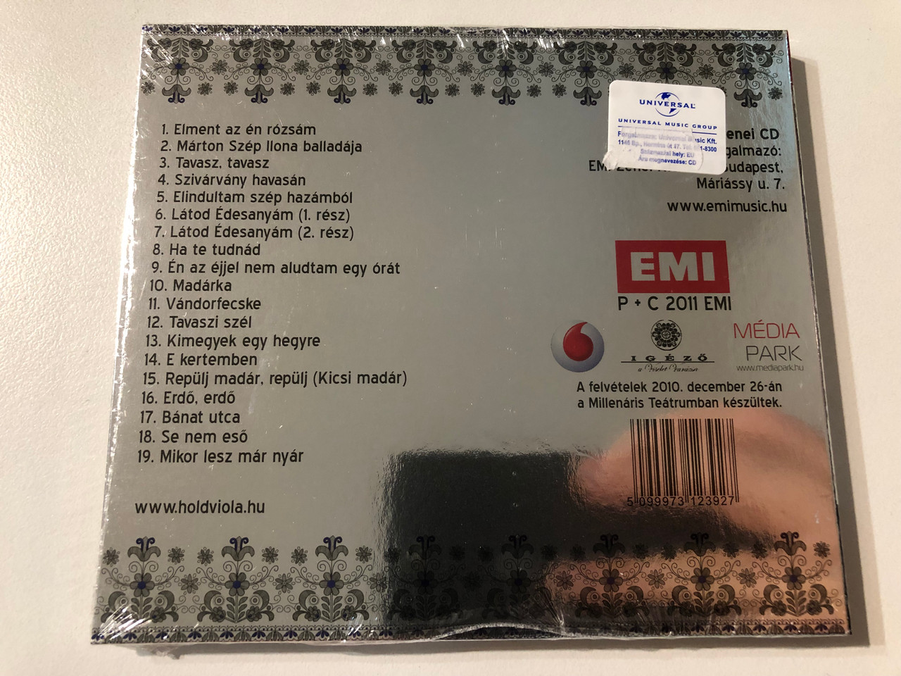 https://cdn11.bigcommerce.com/s-62bdpkt7pb/products/0/images/357606/Holdviola_Vndorfecske_-_Lemezbemutat_Koncert_EMI_zenei_Kft._Audio_CD_2010_7312392_2__40409.1730382844.1280.1280.JPG?c=2