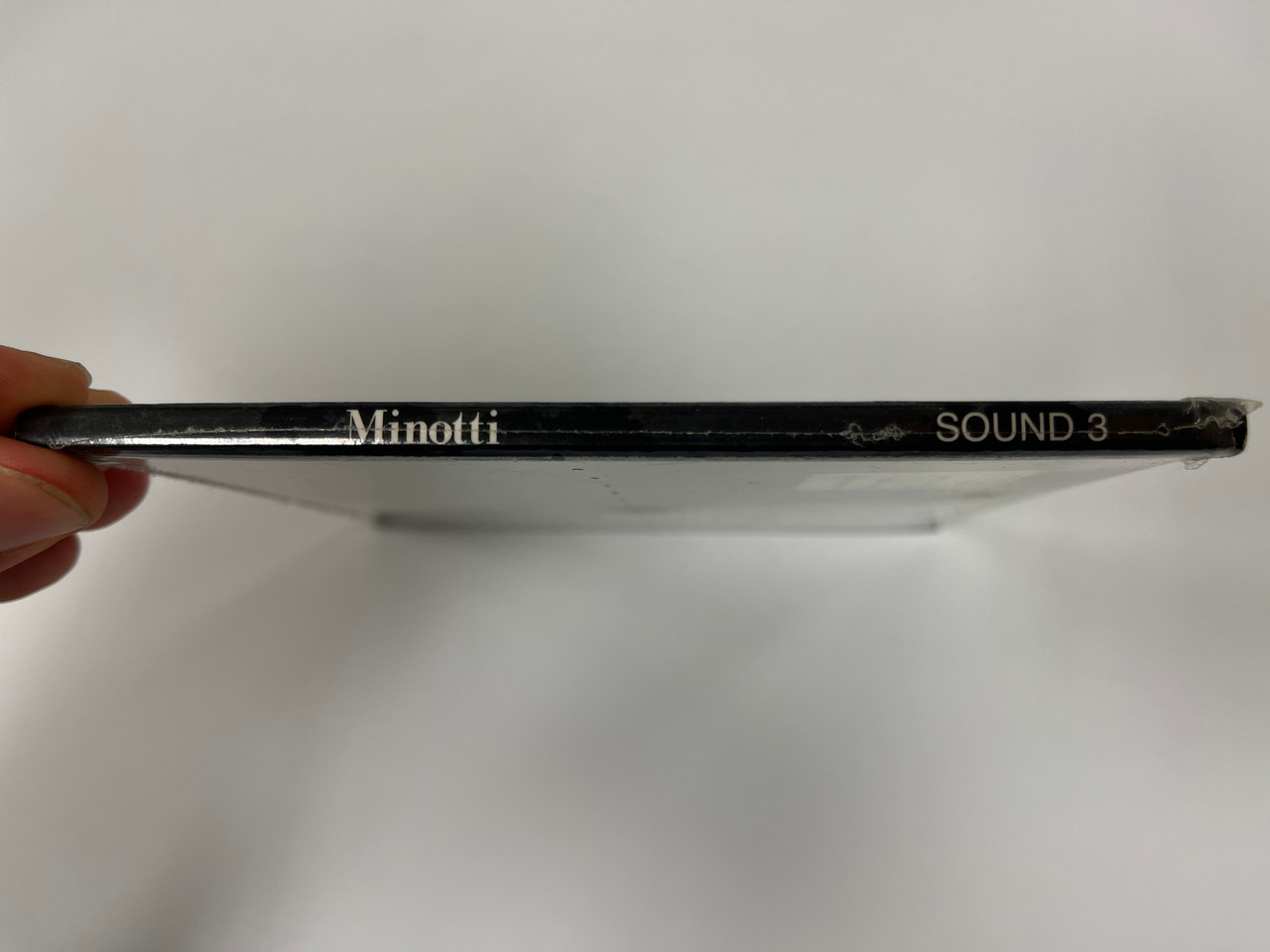 https://cdn11.bigcommerce.com/s-62bdpkt7pb/products/0/images/357920/Minotti_Sound_3_Stereolake_Audio_CD_2007_3__55623.1730491772.1280.1280.JPG?c=2