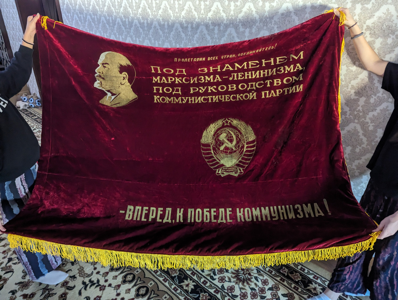 https://cdn11.bigcommerce.com/s-62bdpkt7pb/products/64389/images/325403/Huge_CCCP_USSR_Parade_Flag_Tajikistan_Lenin_13__41729.1708894469.1280.1280.jpg?c=2