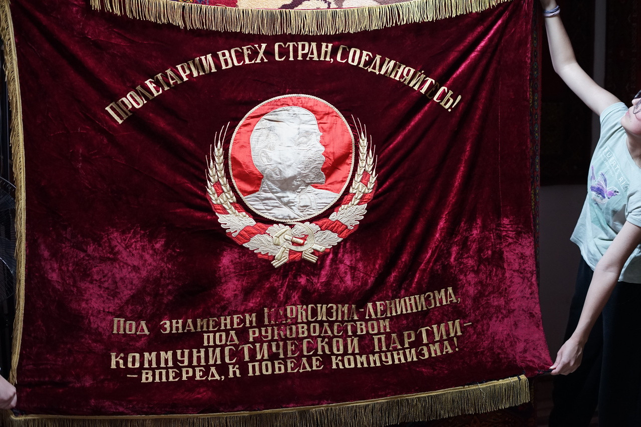 https://cdn11.bigcommerce.com/s-62bdpkt7pb/products/67945/images/340778/Reward_Flag_for_the_Winner_of_the_All-Union_Socialist_Competition_Center_embroidered_portrait_of_Vladimir_Lenin_and_USSR_Railway_theme_1__79038.1721068892.1280.1280.JPG?c=2
