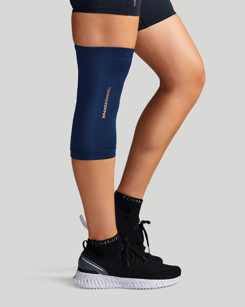 Tommie Copper Pro-Grade Compression Knee Sleeve, Unisex, Men & Women,  Adjustable Ultimate Support Sleeve, Integrated Straps for Knee Stability &  Muscle Support - Black, Small : Health & Household 