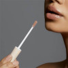 True Beauty Assistent Kate Manifesteert Lipgloss - Levensstijl