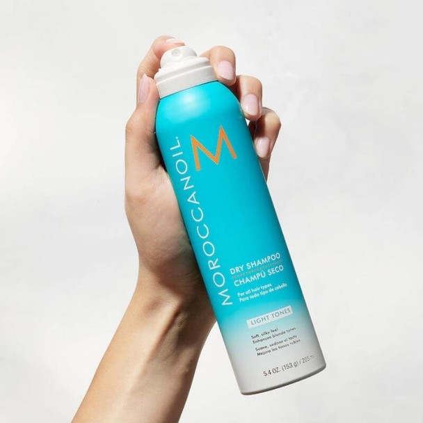 Moroccanoil - Trockenshampoo Helle Töne 205 ml in der Hand