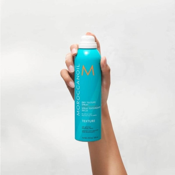 Moroccanoil - Spray Textura Seca 205ml en la mano