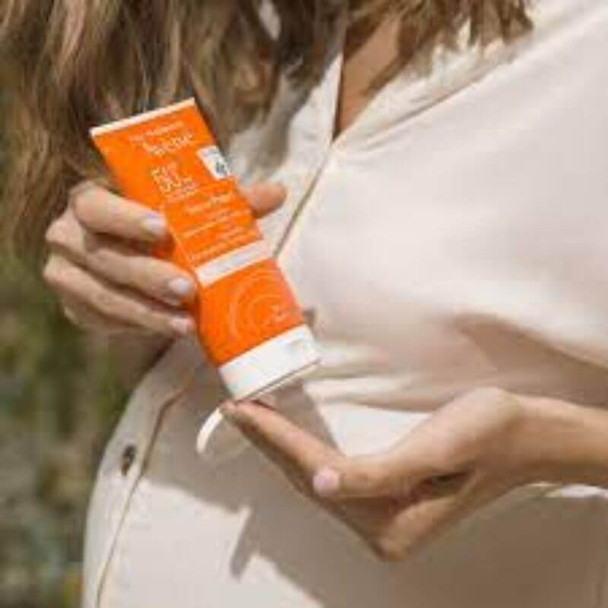 Avène protección intensa spf50+ 150ml estilo de vida 4