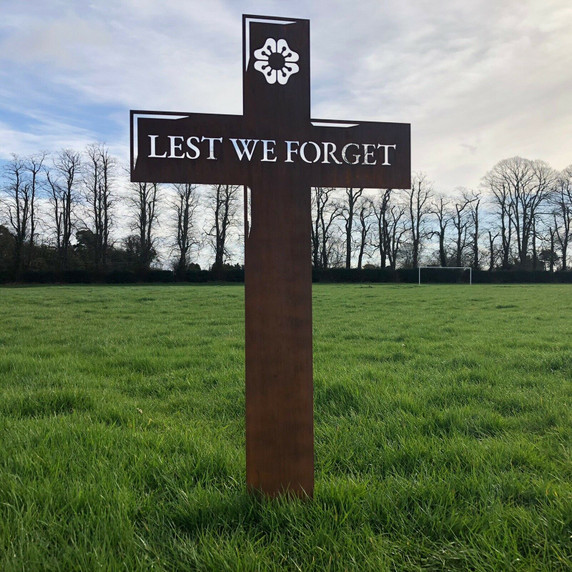 METAL GARDEN DECORATION Lest We Forget REMEMBRANCE CROSS