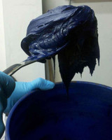 Lazurite oil paint viscosity and handling test photo showing thick blue paint lifted on a spatula above a mixing container