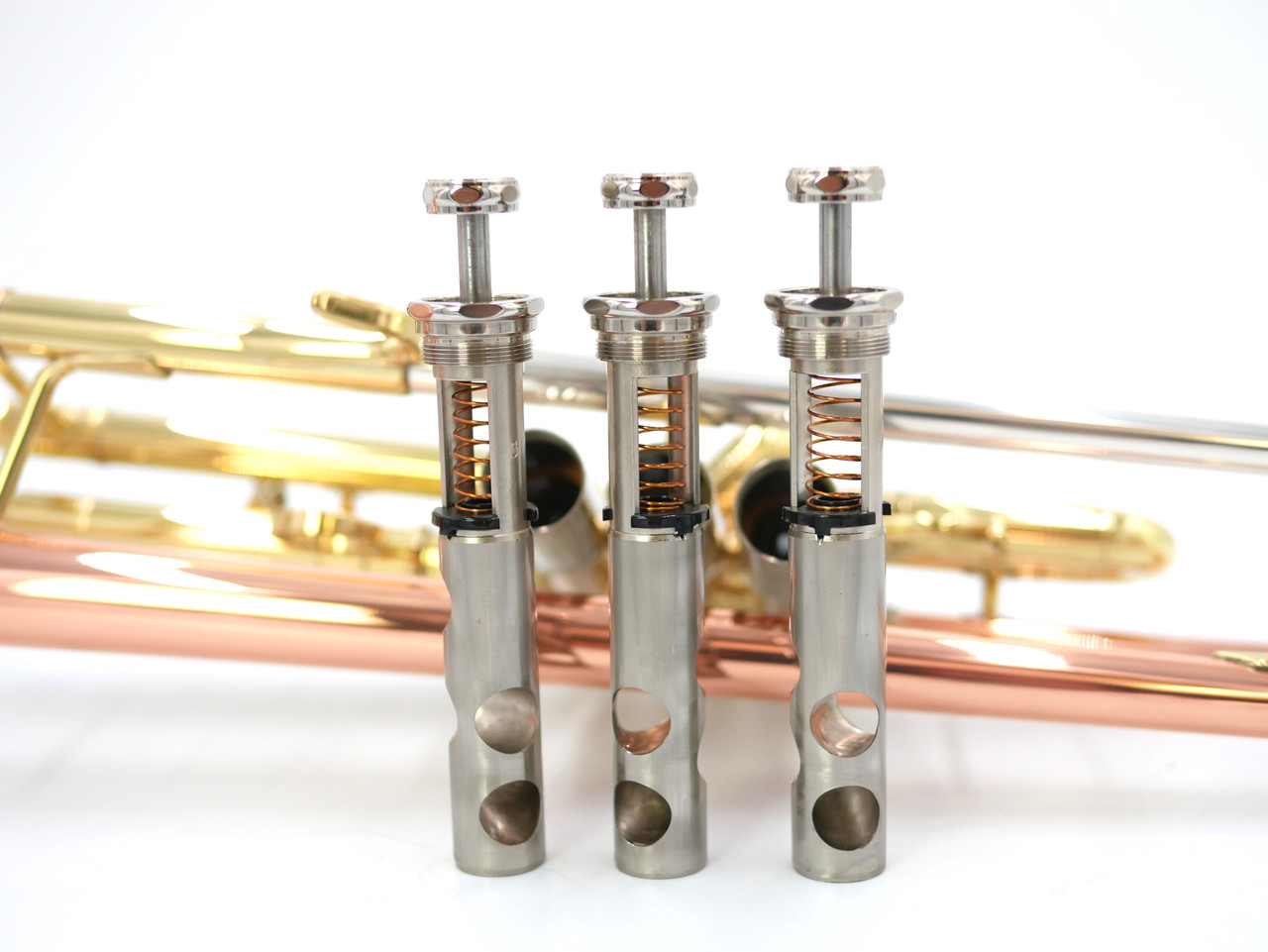 Getzen 900DLX Eterna Deluxe Model Bb Trumpet in Clear Lacquer with