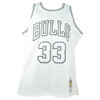  	NBA Chicago Bulls Scottie Pippen #33 1997-98 White Swingman Jersey Mitchell Ness