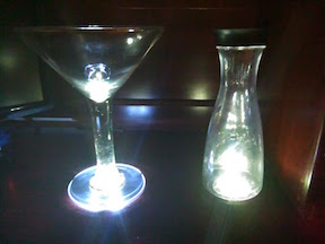 Light-Up-illuminate-Glow-LED-carafet-Mug-Champagne-Martini-Flute-Glass-cup-Glorifier-coaster-Mini-Bottle-Stick-on-coaster
