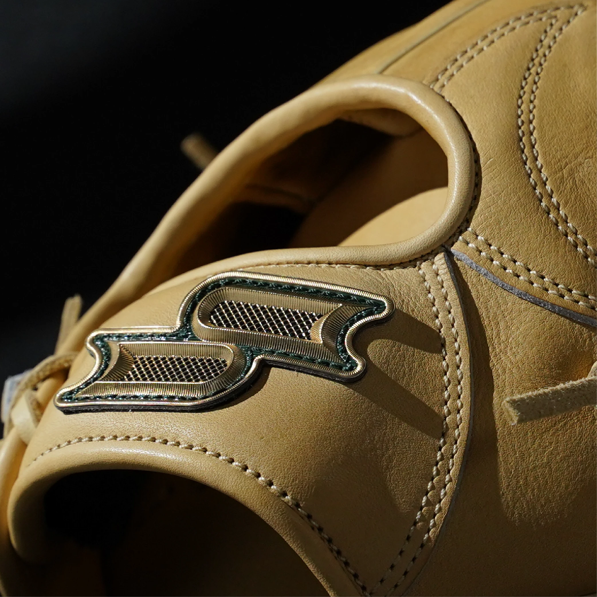 SSK glove logo detail