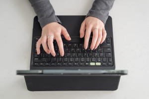 ZAGG Pro Keys 2, QWERTY, UK English, Apple, iPad Air 13 (M2), Black, 33 cm (13")