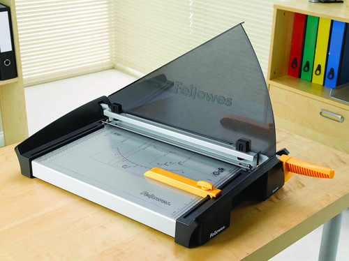 Heavy-duty stainless steel blade cuts up to 40 sheets at a time Heavy-duty stainless steel blade cuts up to 40 sheets at a time