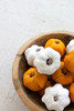 KALALOU NSBE1025 BAG OF FIFTEEN DRIED ORANGE MINIATURE PUMPKINS - WHITE