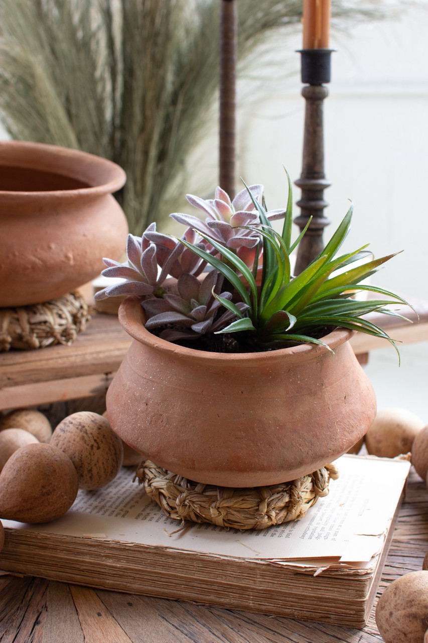 KALALOU NMCC1342 SET OF TWO TERRACOTTA VESSELS WITH WOVEN SEAGRASS BASES