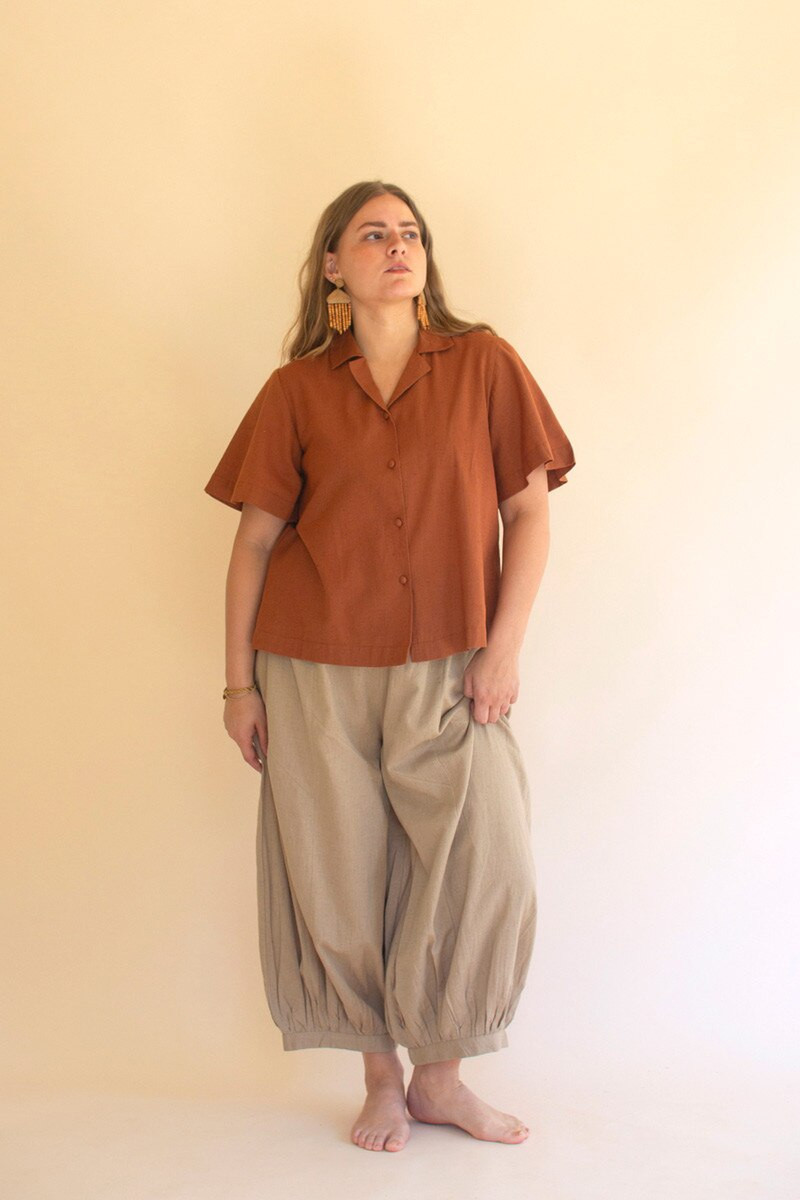 KALALOU NELL1019 SHORT-SLEEVE BUTTONDOWN BLOUSE WITH COLLAR - CINNAMON