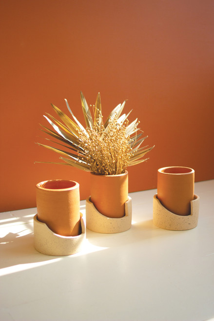 KALALOU H4173 SET/3 NATURAL CLAY CYLINDER POTS IN SPECKLED GEOMETIC TRAYS