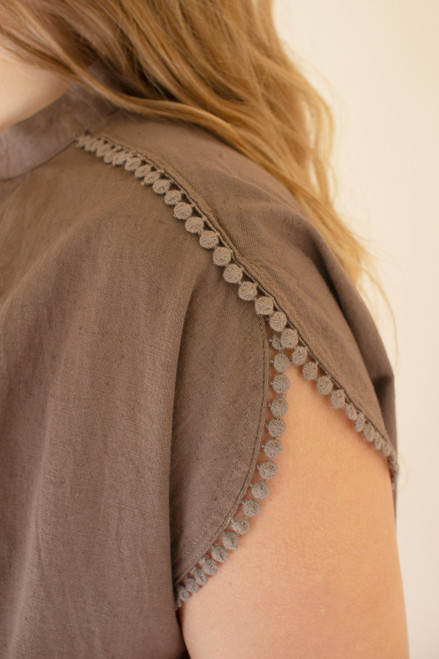 KALALOU NELL1040 HIGH-NECK SHORT-SLEEVE BLOUSE W FLAT POM-POM LACE- OREGANO