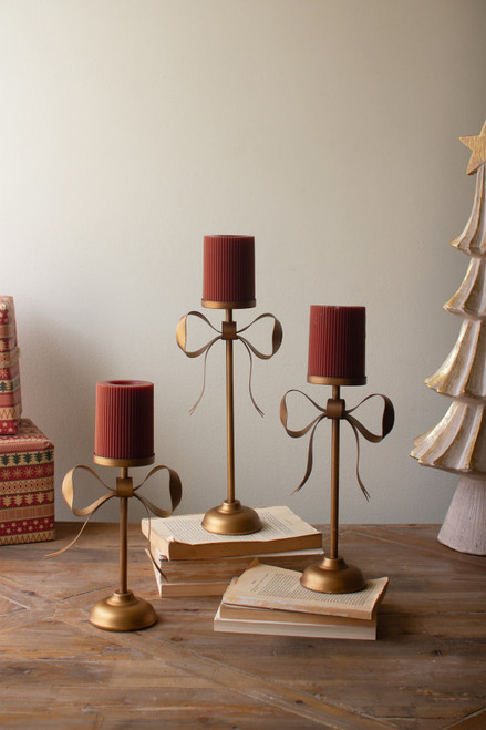 KALALOU CHR1075 SET OF THREE ANTIQUE BRASS PILLAR CANDLE STANDS -BOW DETAIL