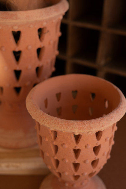 KALALOU CHU1031 SET OF TWO CONCRETE PERFORRATED URNS - TERRACOTTA