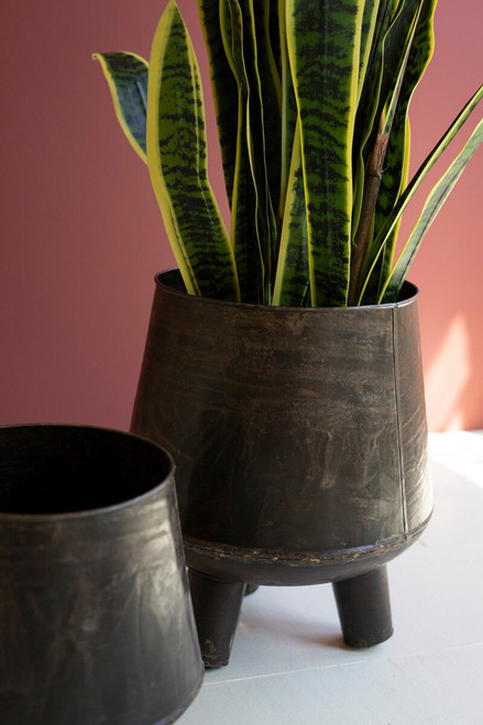 KALALOU NMCC1398 SET OF TWO HAND - HAMMERED IRON PLANTERS WITH LEGS