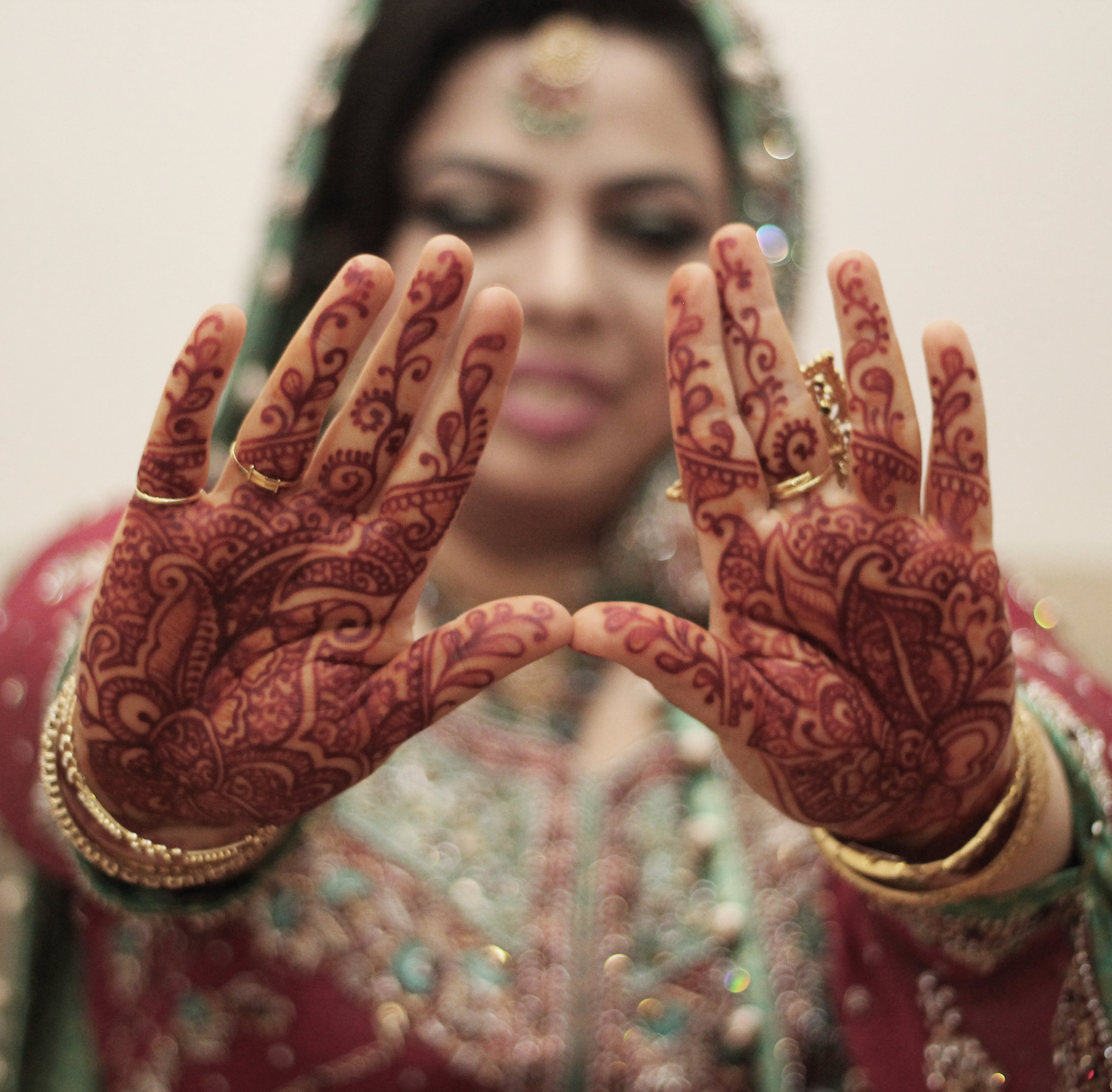 Pakistani & Indian bride wedding making a heart shape her hand style and  beautiful Mehndi design Stock Photo - Alamy