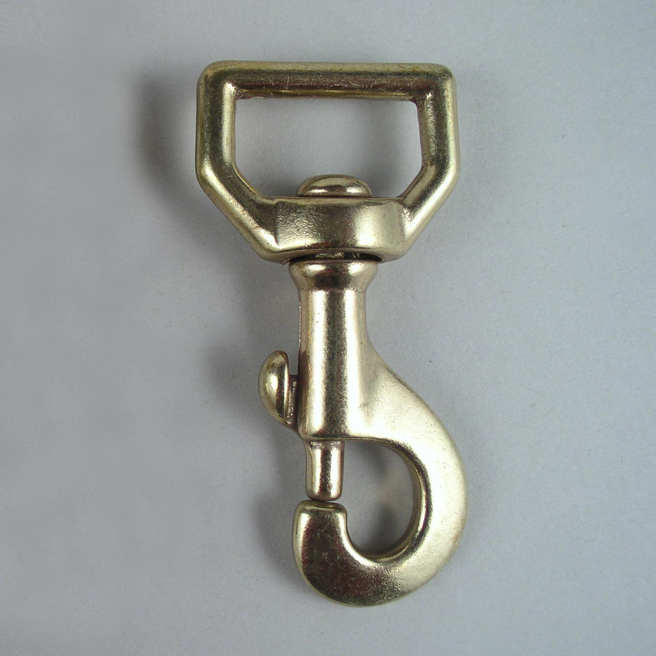 https://cdn11.bigcommerce.com/s-67hz0xd/images/stencil/1280x1280/products/849/1015/one_inch_brass_flat_large_swivel__85464.1384972789.jpg?c=2