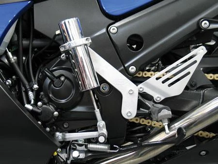 Pingel Easy Shift Electric Shifter Kawasaki ZX14R (06-25), close-up of the electric shifter installed on a motorcycle's engine and frame with the foot pedal and chain visible.