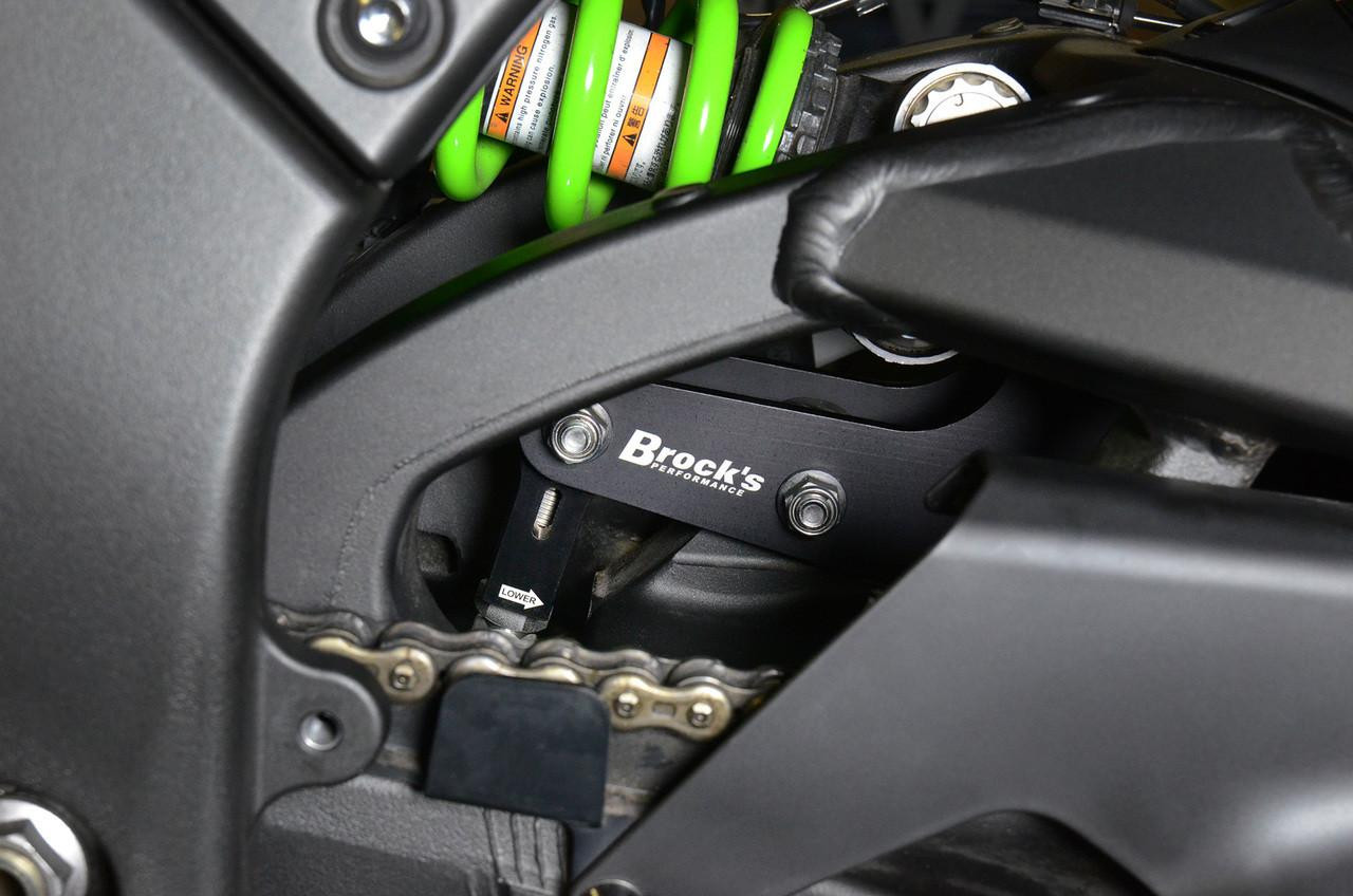 Brocks Performance Brocks Window Lowering Link Kawasaki ZX10R (16-20), close-up of the motorcycle's chain and lower frame with a black and green color scheme. Brocks Performance Brocks Window Lowering Link Kawasaki ZX10R (16-20), close-up of the motorcycle's chain and lower frame with a black and green color scheme.